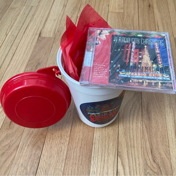 Vintage Radio City Bundle: NEW SEALED Music CD, A Radio City Christmas +bucket - Picture 8 of 8